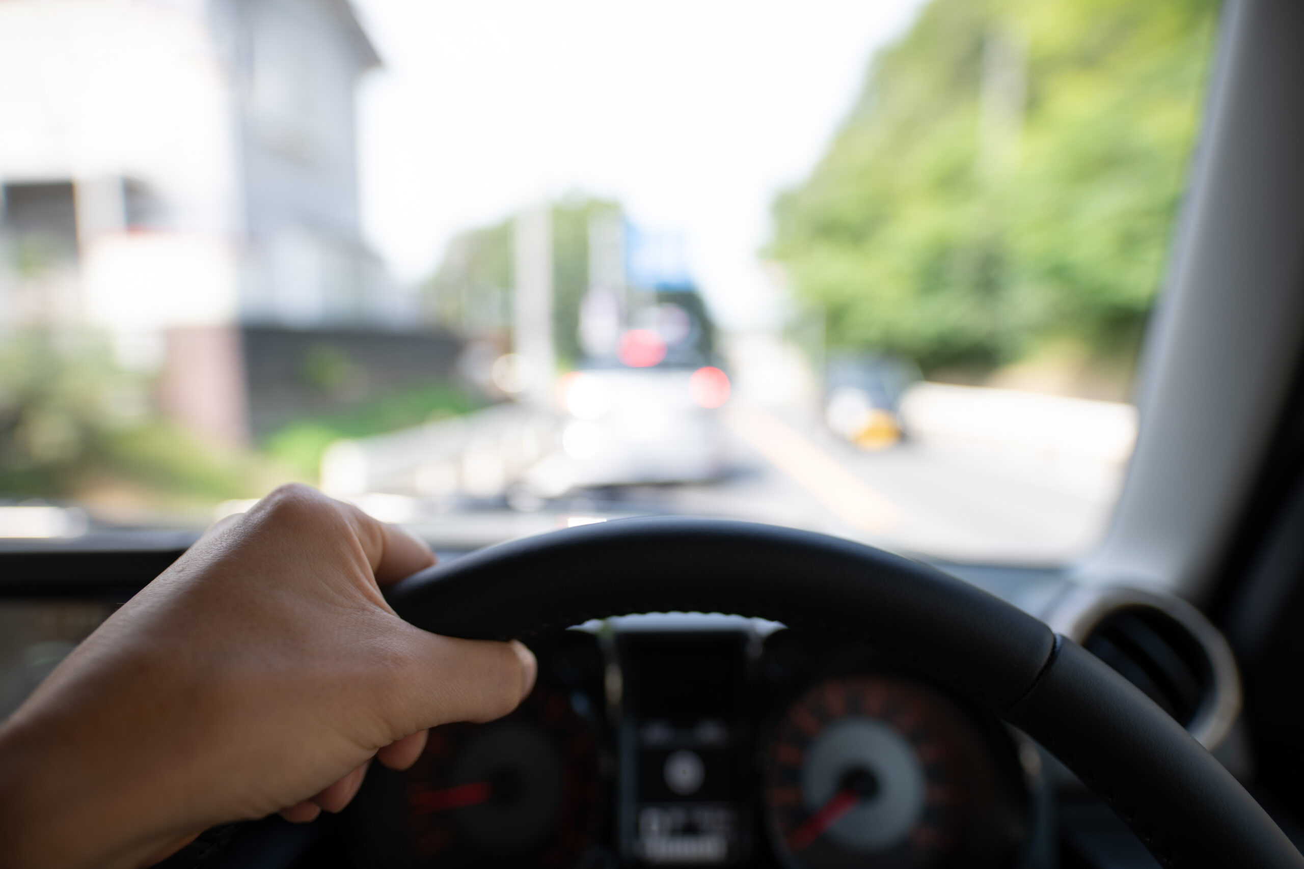 自動車を運転する手